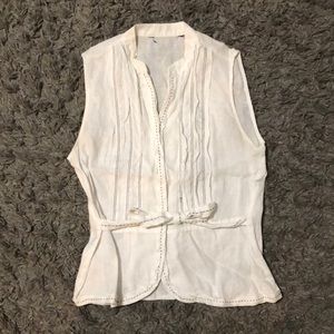 Very cute boutique blouse with black stitching.